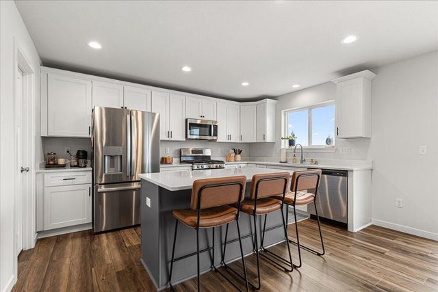 177 Emerald CIRCLE, Saukville, WI 53080