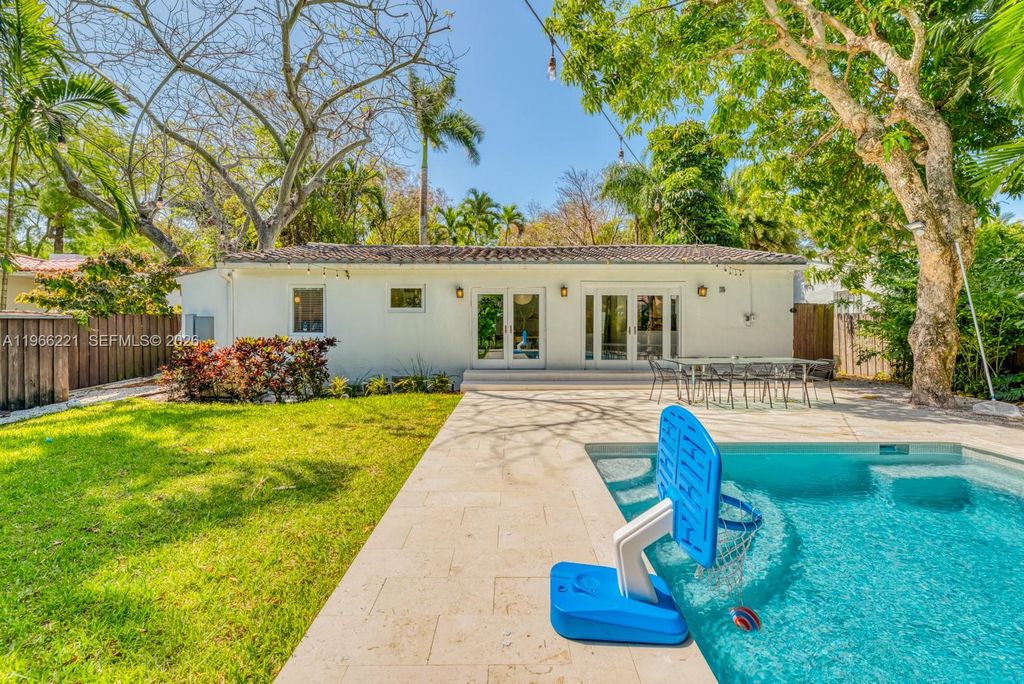 4071 Barbarossa Ave, Miami, FL 33133