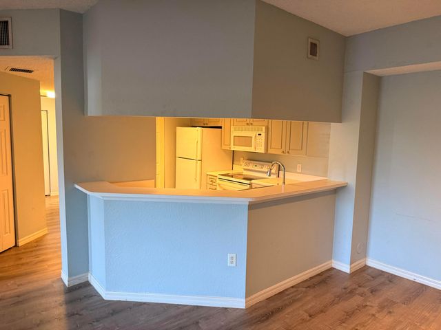 2724 Anzio Court 107, Palm Beach Gardens, FL 33410