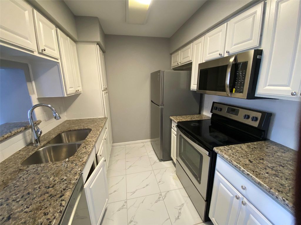 6633 W Airport Boulevard 903, Houston, TX 77035