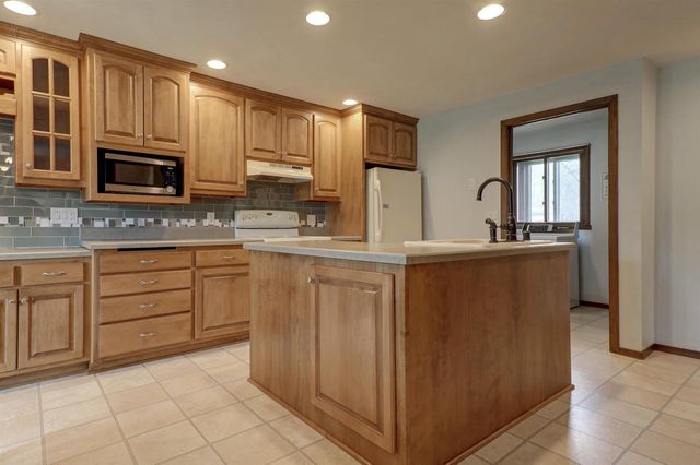 720 INDIANWOOD COURT, Neenah, WI 54956