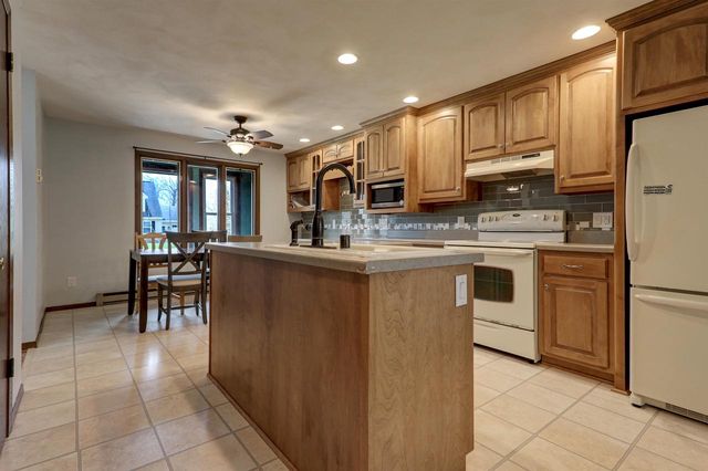 720 INDIANWOOD COURT, Neenah, WI 54956