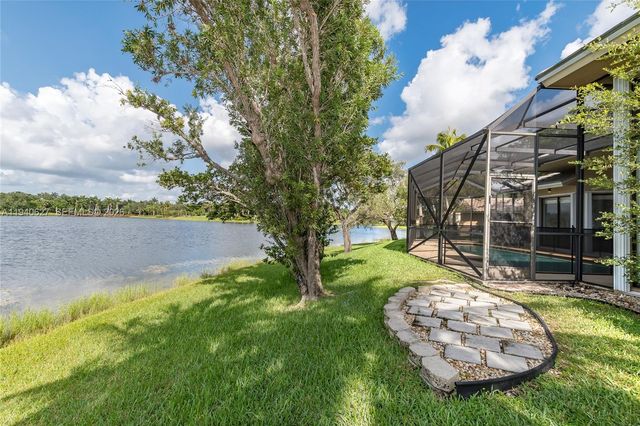 1051 Woodfall Ct, Weston, FL 33326