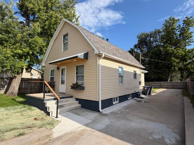 3903 AVENUE C, Council Bluffs, IA 51501