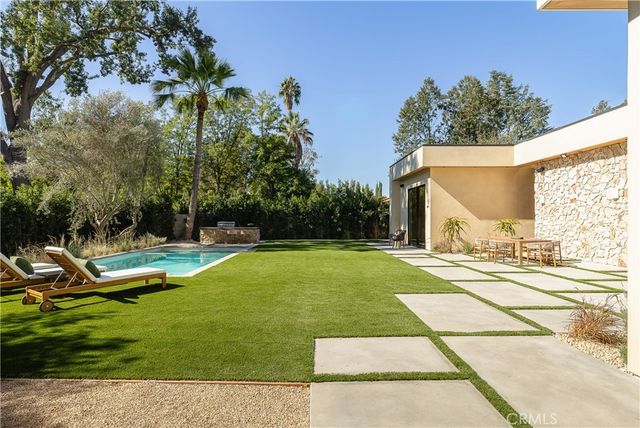 23340 Collins, Woodland Hills, CA 91367