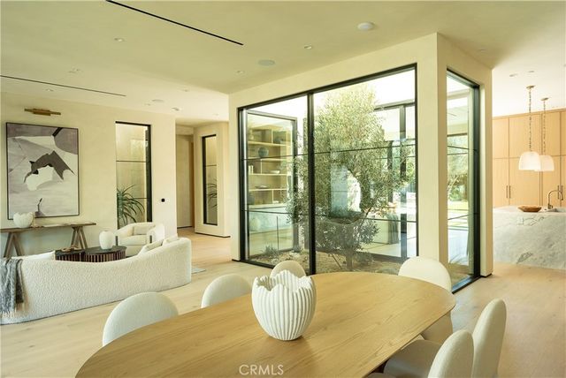 23340 Collins, Woodland Hills, CA 91367