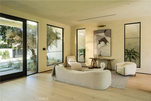 23340 Collins, Woodland Hills, CA 91367