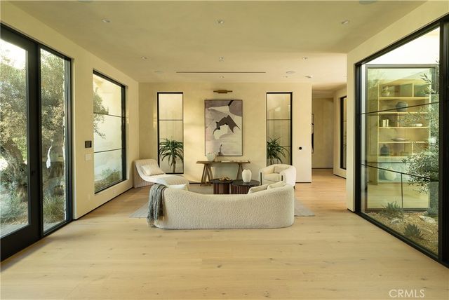 23340 Collins, Woodland Hills, CA 91367