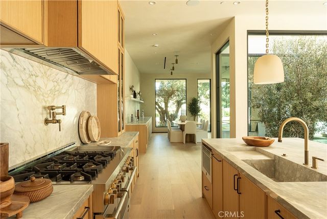 23340 Collins, Woodland Hills, CA 91367