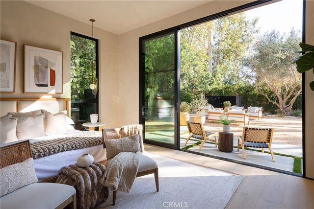 23340 Collins, Woodland Hills, CA 91367