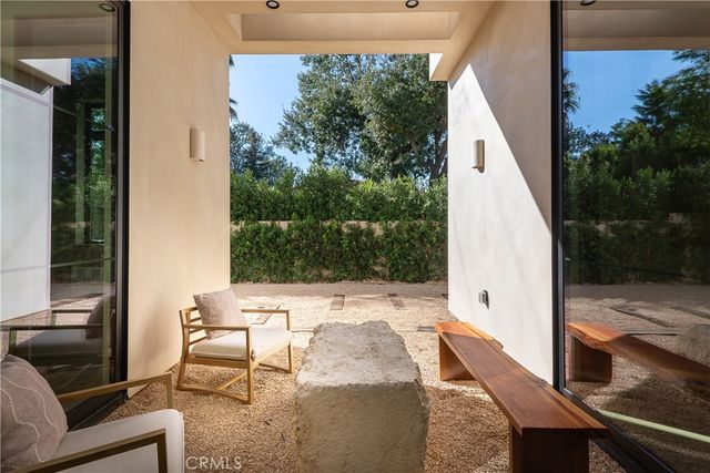 23340 Collins, Woodland Hills, CA 91367