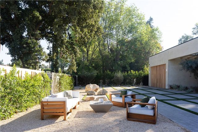 23340 Collins, Woodland Hills, CA 91367
