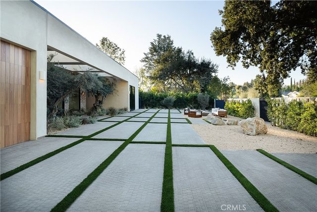 23340 Collins, Woodland Hills, CA 91367