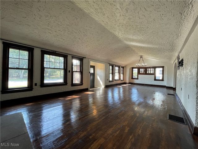 2619 E Aurora Road, Twinsburg, OH 44087