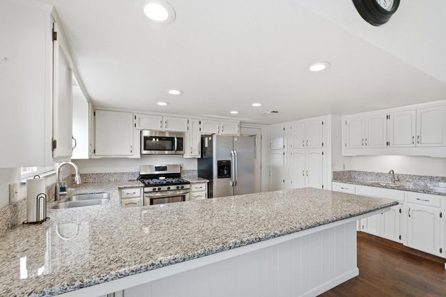 1705 E Cross Avenue, Tulare, CA 93274