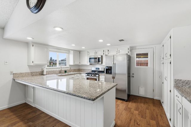 1705 E Cross Avenue, Tulare, CA 93274