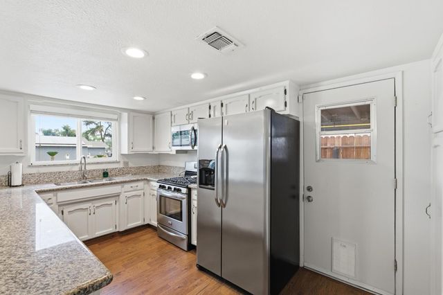 1705 E Cross Avenue, Tulare, CA 93274