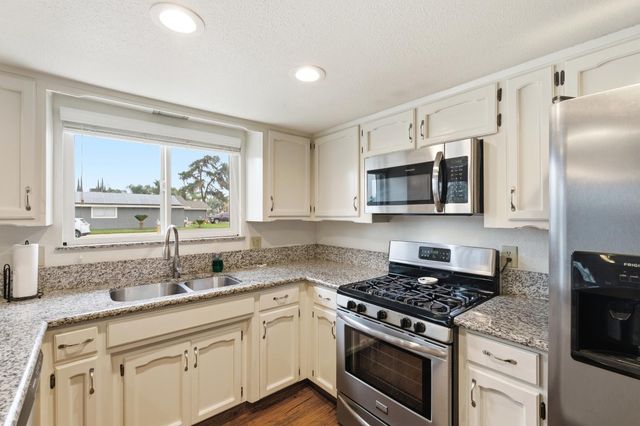 1705 E Cross Avenue, Tulare, CA 93274