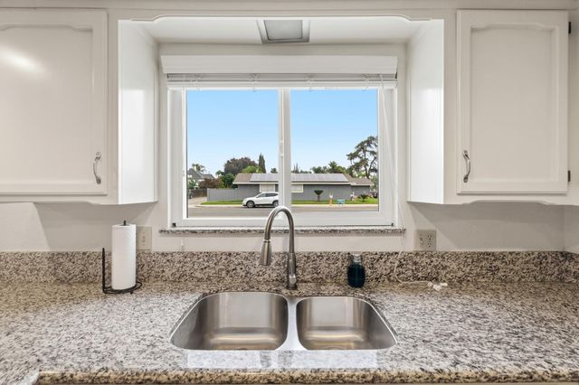 1705 E Cross Avenue, Tulare, CA 93274