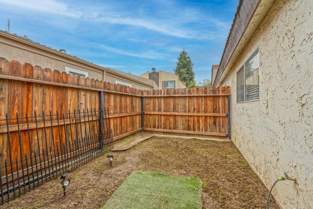 1705 E Cross Avenue, Tulare, CA 93274