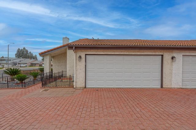 1705 E Cross Avenue, Tulare, CA 93274