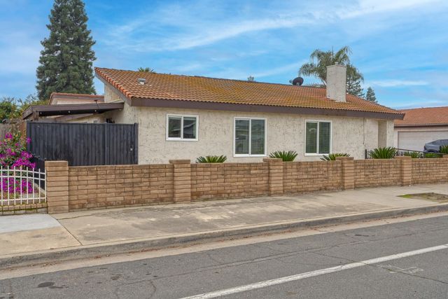 1705 E Cross Avenue, Tulare, CA 93274