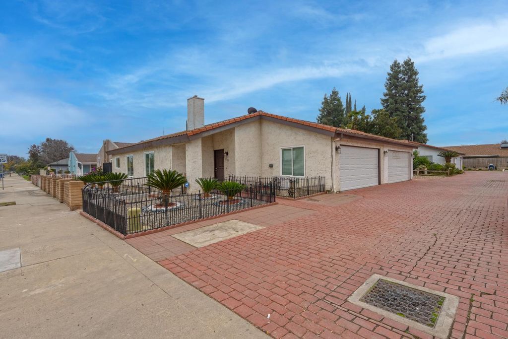 1705 E Cross Avenue, Tulare, CA 93274
