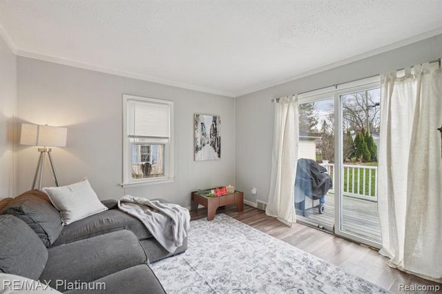 521 W Crane Street, Howell, MI 48843