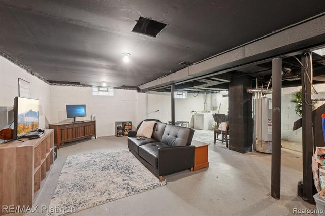 521 W Crane Street, Howell, MI 48843