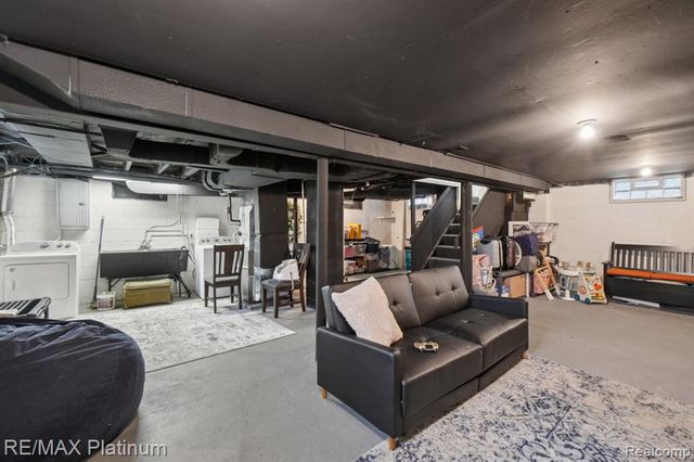 521 W Crane Street, Howell, MI 48843