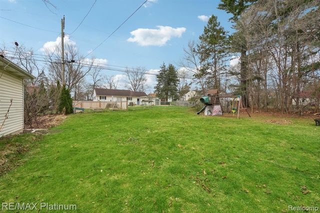 521 W Crane Street, Howell, MI 48843
