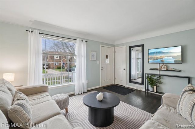 521 W Crane Street, Howell, MI 48843
