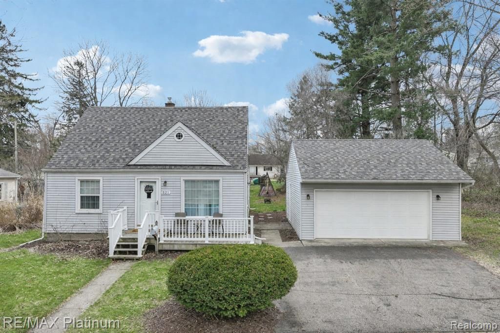 521 W Crane Street, Howell, MI 48843