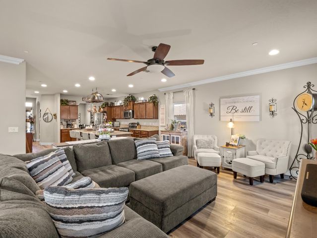 6878 W Alana Drive W, Fresno, CA 93722