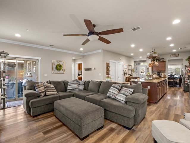 6878 W Alana Drive W, Fresno, CA 93722