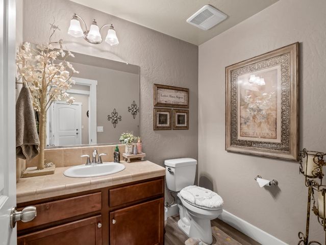 6878 W Alana Drive W, Fresno, CA 93722