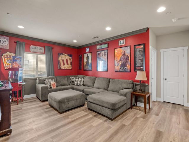 6878 W Alana Drive W, Fresno, CA 93722