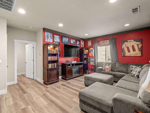 6878 W Alana Drive W, Fresno, CA 93722