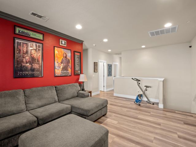 6878 W Alana Drive W, Fresno, CA 93722