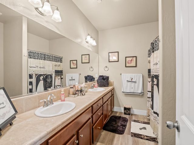 6878 W Alana Drive W, Fresno, CA 93722