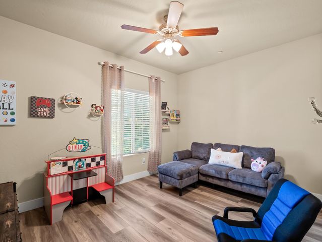 6878 W Alana Drive W, Fresno, CA 93722