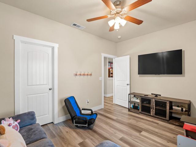 6878 W Alana Drive W, Fresno, CA 93722