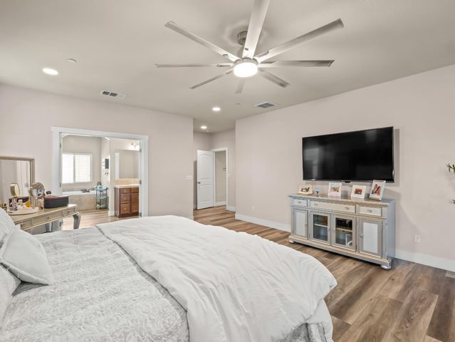 6878 W Alana Drive W, Fresno, CA 93722