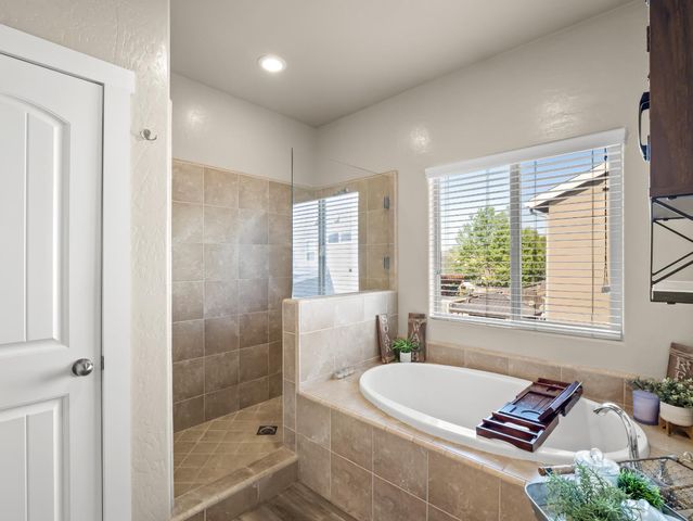 6878 W Alana Drive W, Fresno, CA 93722