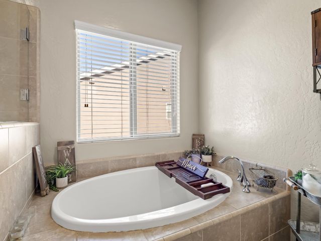 6878 W Alana Drive W, Fresno, CA 93722