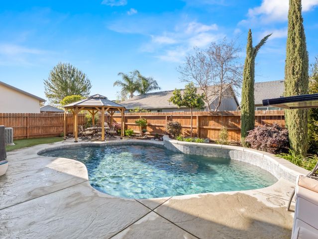 6878 W Alana Drive W, Fresno, CA 93722