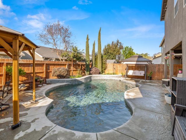 6878 W Alana Drive W, Fresno, CA 93722