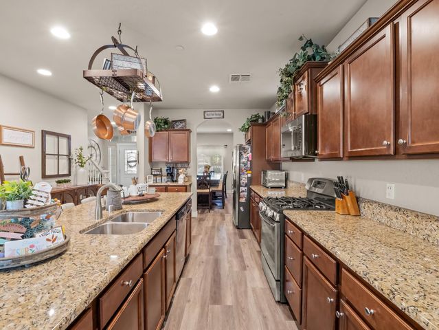 6878 W Alana Drive W, Fresno, CA 93722