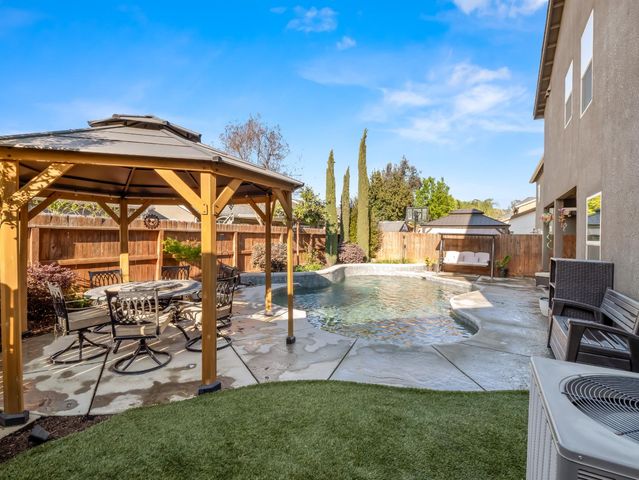 6878 W Alana Drive W, Fresno, CA 93722