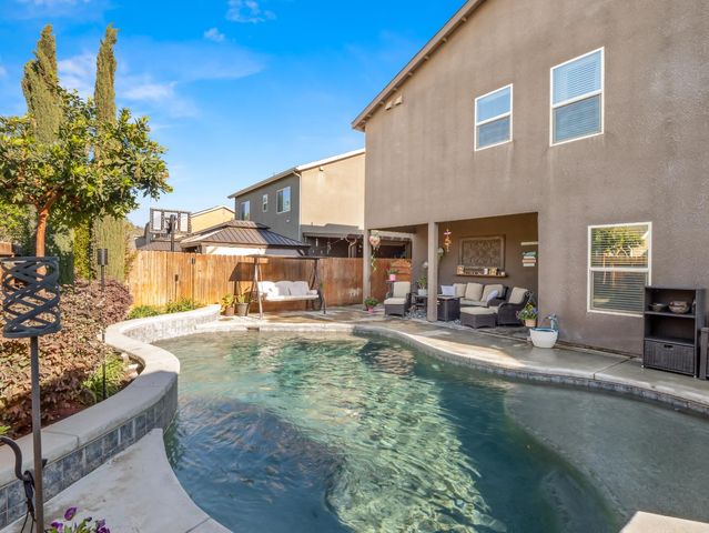 6878 W Alana Drive W, Fresno, CA 93722